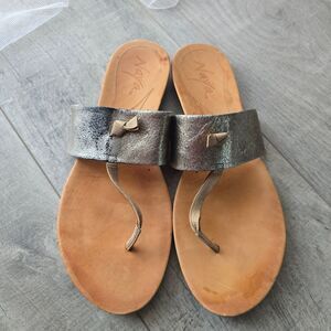 Naya Crescent Thong Sandals Platinum Metallic Leather Women Size 10